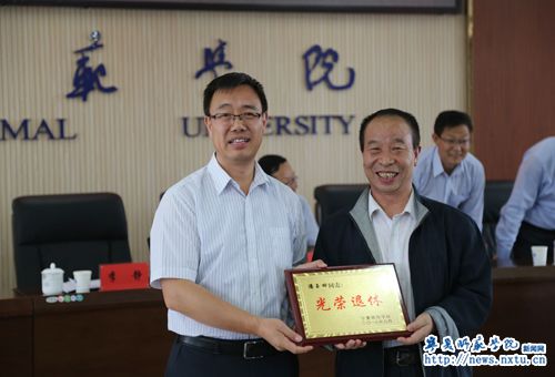 学校举行退休教工荣休、新教师入职培训启动仪式