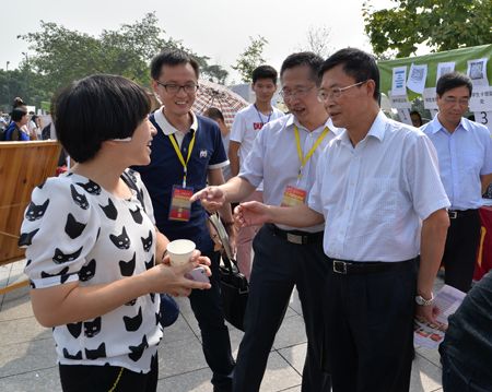 校党委书记杨泉明教授检查2016级新生接待工作