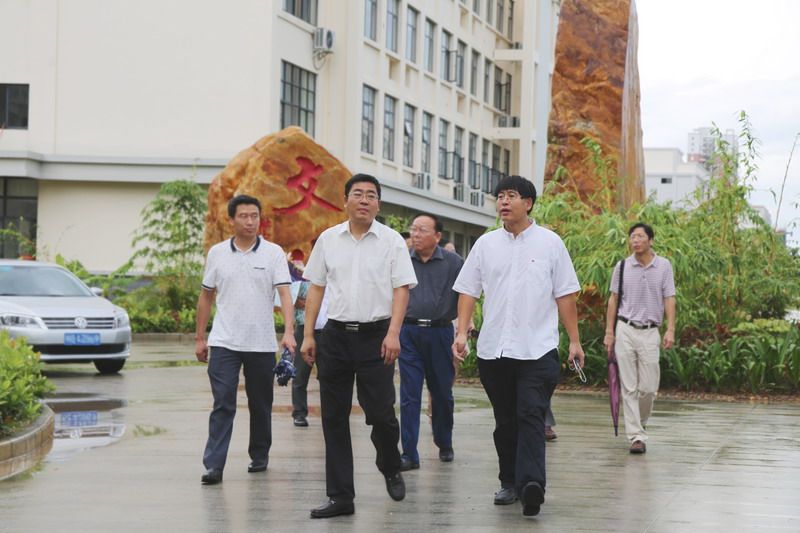 副市长朱会东一行莅临我院考察并慰问教师