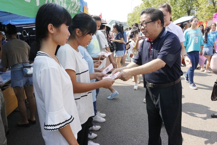 迎新我校喜迎2016级新生  莘莘学子扬帆起航