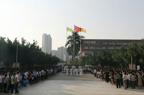 上好新生第一堂爱国主义教育课-—我校隆重举行2016级新生开学升旗仪式