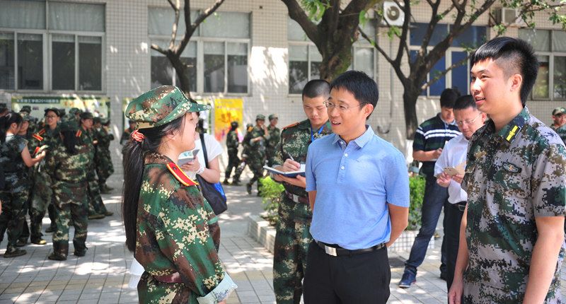 书记校长看望慰问军训新生