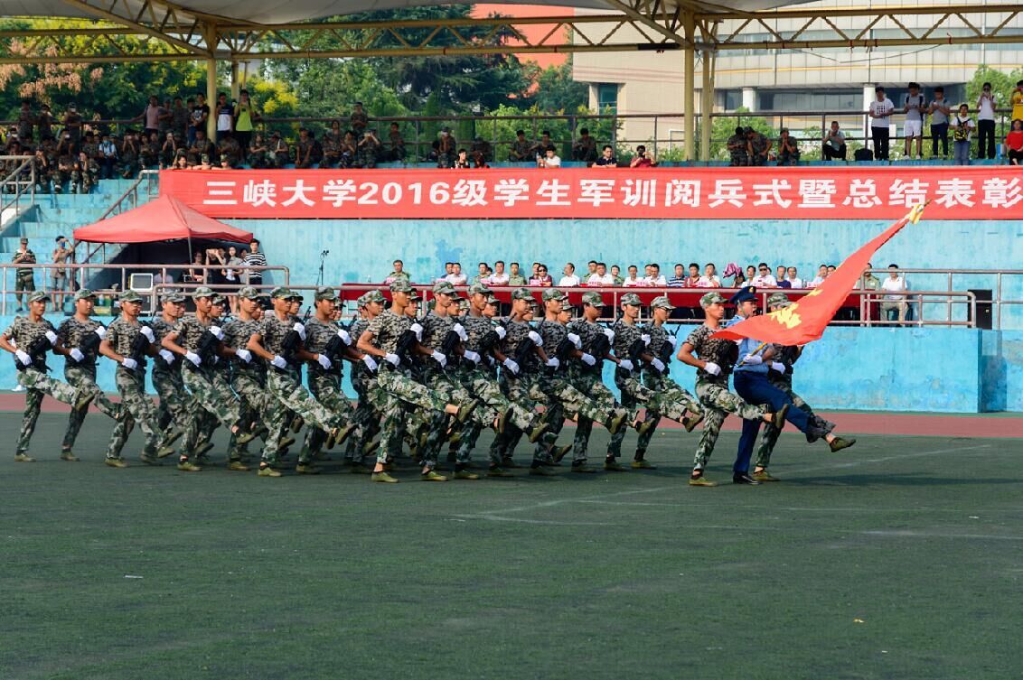 学校举行2016级学生军训阅兵式暨总结表彰大会