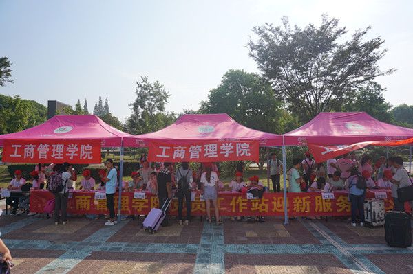 迎新专题亮明党员身份  热情服务迎新——点赞学生党员志愿服务队