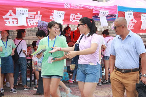 迎新专题亮明党员身份  热情服务迎新——点赞学生党员志愿服务队