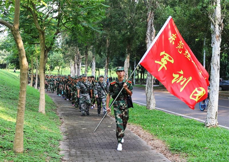 近千名新生顺利完成16公里的综合拉练任务