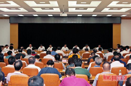 自治区主席陈武到广西大学调研并主持召开工作座谈会