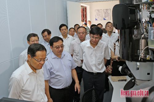 自治区主席陈武到广西大学调研并主持召开工作座谈会