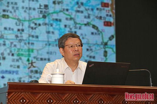 刘正东为2016级本科新生作区情教育报告
