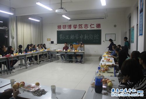 古尔邦节、中秋节前夕学校慰问少数民族学生和家庭经济困难学生