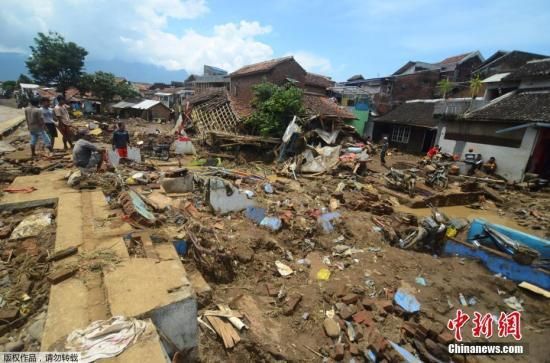 印尼西部暴雨引发山洪滑坡 致26人死亡19人失踪