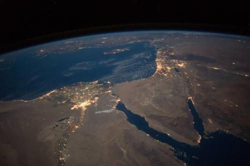 宇航员拍摄地球夜景灯火辉煌灿烂 海水平滑如镜