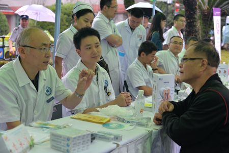 “共庆川大120周年校庆——千名华西医生在您身边”大型义诊活动盛大举行