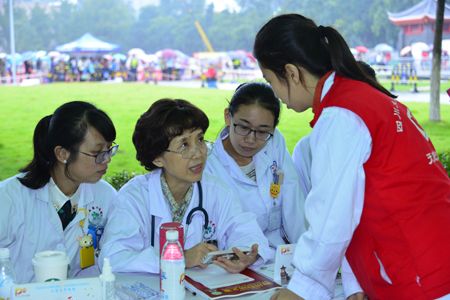 “共庆川大120周年校庆——千名华西医生在您身边”大型义诊活动盛大举行