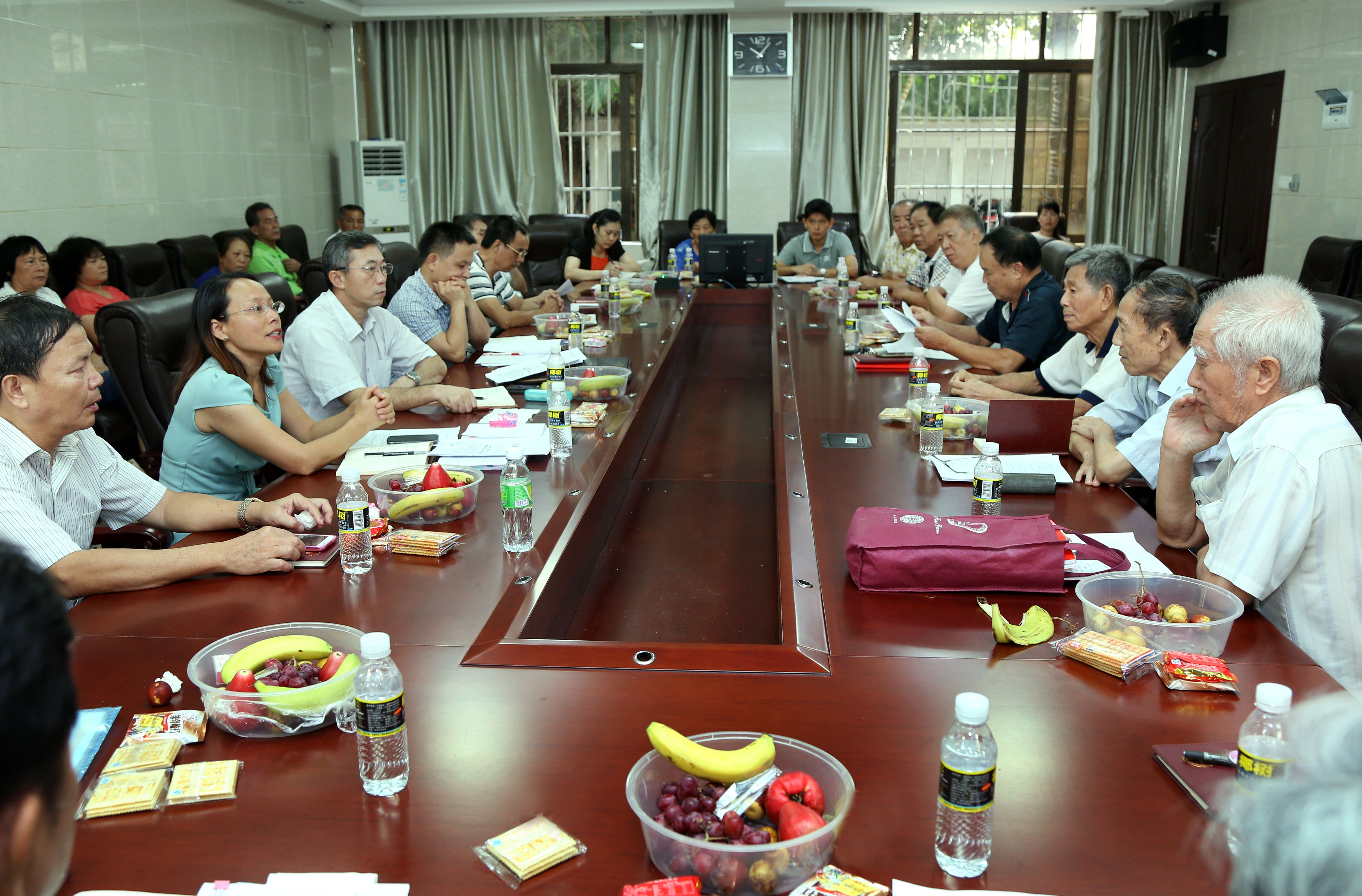 学校召开退休人员座谈会