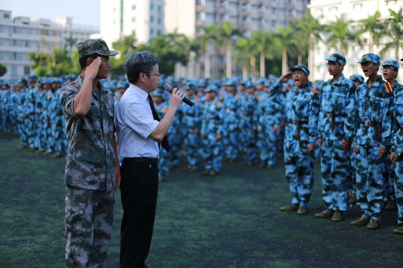 青春正步齐开迈——我校举行2016级新生军训阅兵仪式暨总结表彰大会