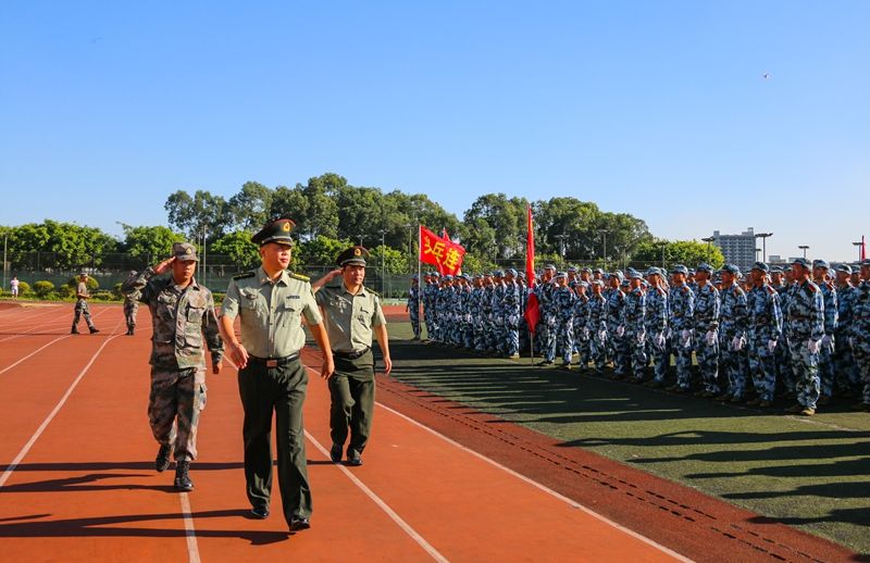 青春正步齐开迈——我校举行2016级新生军训阅兵仪式暨总结表彰大会