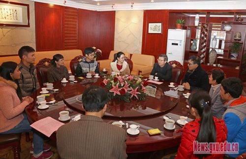 校党委春节前夕开展走访慰问生活困难党员、老党员运动
