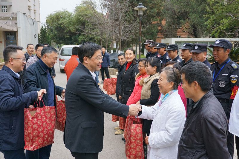 2017年春节前夕校向导慰问三校区在岗职工