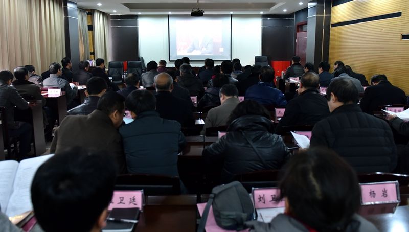 我校召开中间组学习会议专题学习习近平总书记在省部级重要向导干部学习贯彻十八届六中全会开班式上的讲话精神