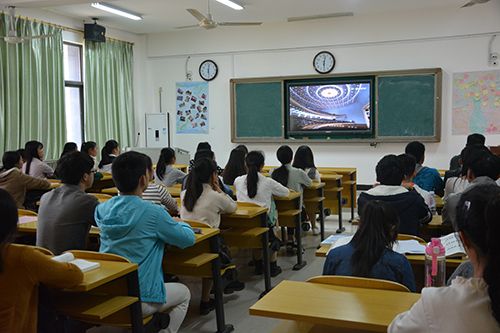 我校师生热切关注全国“两会”