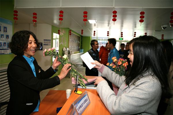 南开学子为宿管阿姨过“三八”妇女节