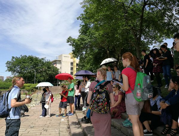 缤纷国际周“我很享受能在川大上课”———专访爱尔兰国立大学教授Aaron Potito