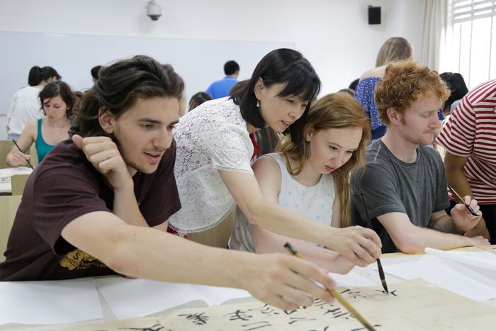 缤纷国际周在川大领略中国传统文化全球学子走进川大艺术课堂