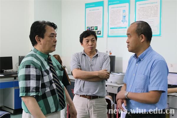 校向导探望慰问党员代表