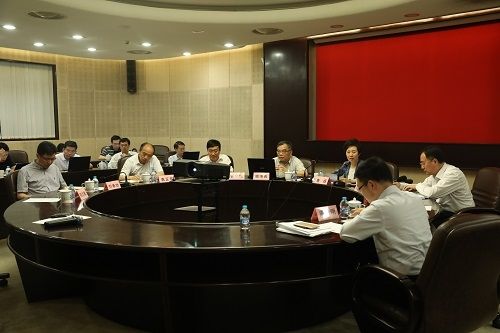 围绕增强思政课和教材建设 校党委理论学习中间组举行集体学习