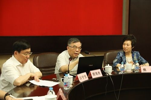 围绕增强思政课和教材建设 校党委理论学习中间组举行集体学习