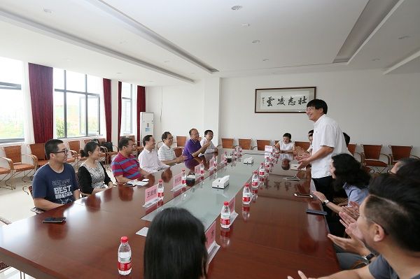 北京服装学院党委副书记倪赛力一行到我院考察交流