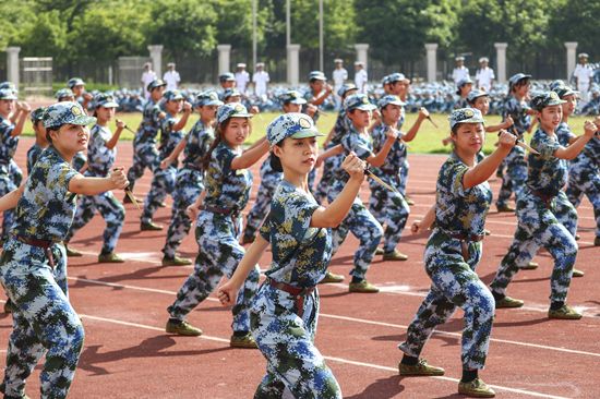 我校2016级门生军训圆满结束  七千学子接受检阅